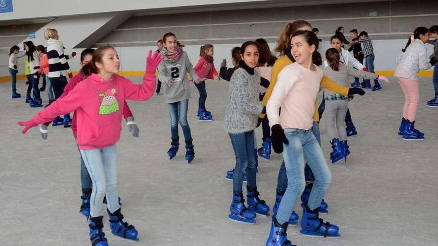 Los alumnos del colegio Calasancio estrenaron ayer la pista de hielo del recinto ferial. // Rafa Vázquez