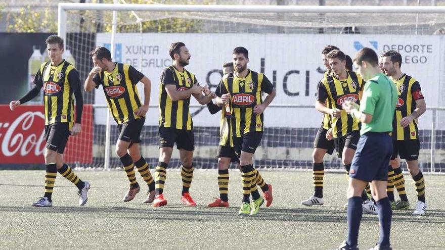 Los jugadores del Rápido celebran un gol durante un encuentro en el Baltasar Pujales. // Ricardo Grobas