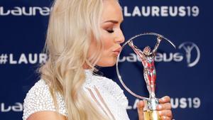 La esquiadora estadounidense Lindsey Vonn posa para los fotógrafos tras ser premiada durante la gala de los Premios Laureus del deporte este lunes, en Mónaco.