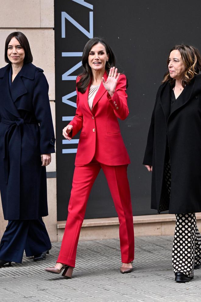 La reina Letizia combina un traje de Carolina Herrera con zapatos de Patrizia Pepe