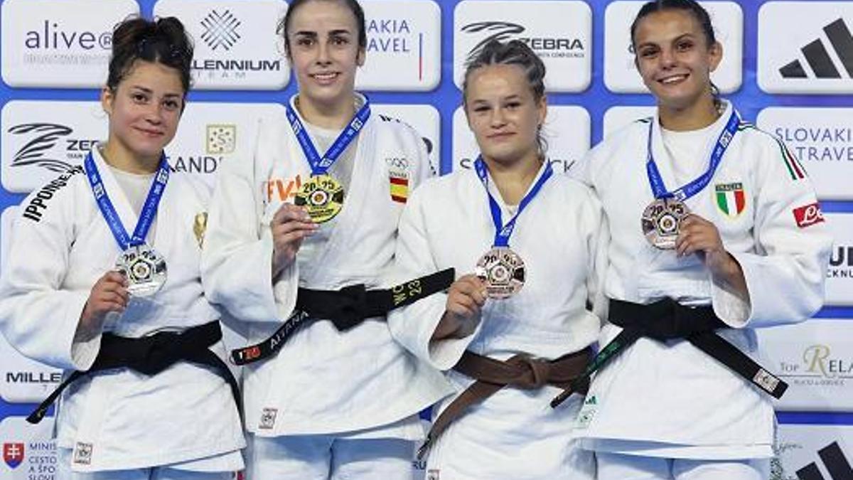 Aitana Díaz luce su oro europeo.