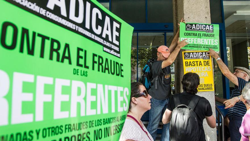 Una protesta convocada por Adicae frente a la antigua sede central de la CAM.