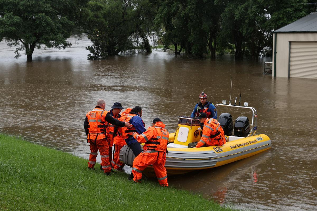 Rescate en botes por las inundaciones en Australia