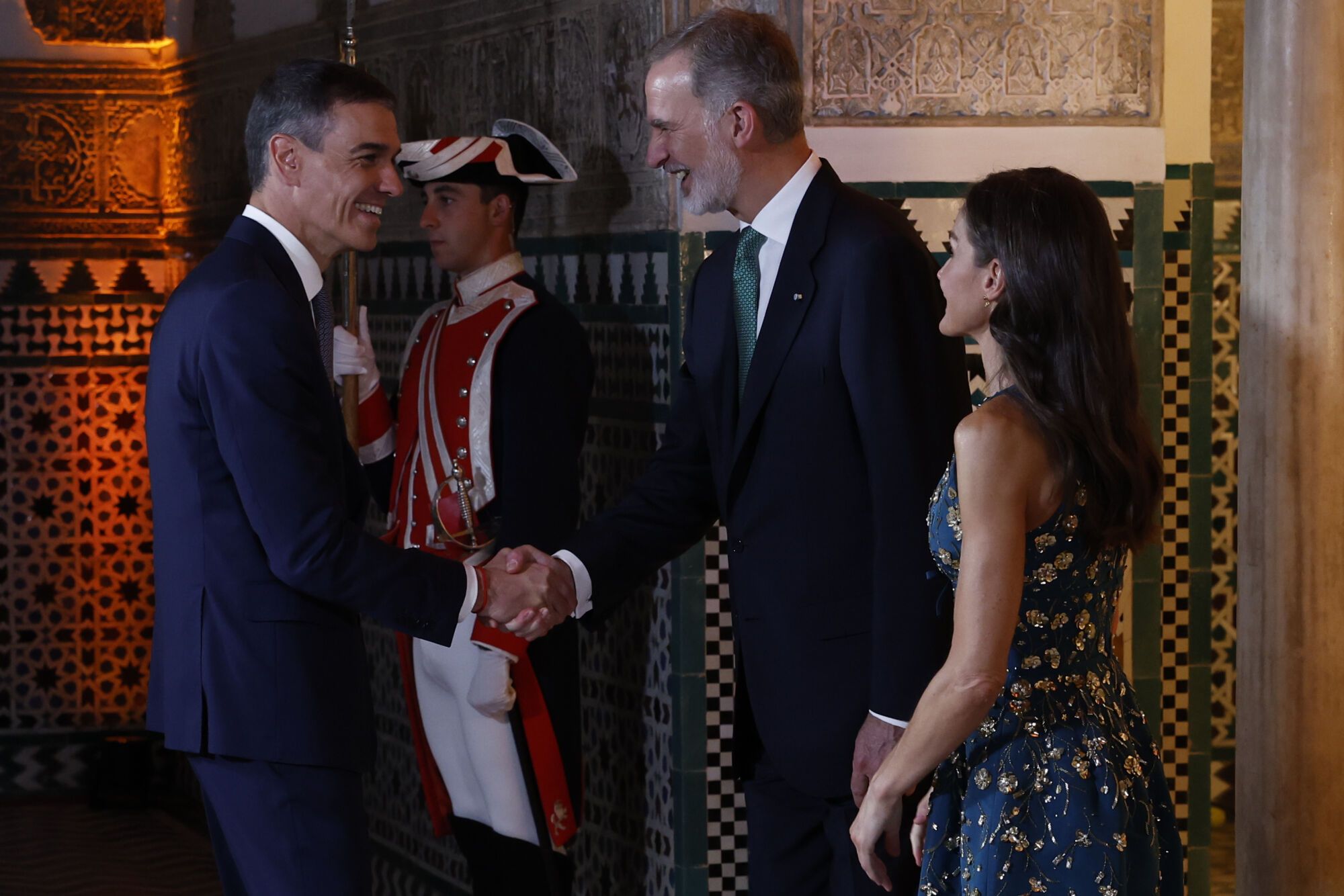 SEVILLA, 29/06/2025.- El rey Felipe VI (2d) y la reina Letizia (d) reciben al presidente del Gobierno, Pedro Sánchez (i), este domingo, momentos antes de la cena de gala que han ofrecido a los líderes mundiales que asisten a la IV Conferencia Internacional sobre Financiación para el Desarrollo. EFE/ Mariscal POOL. POOL