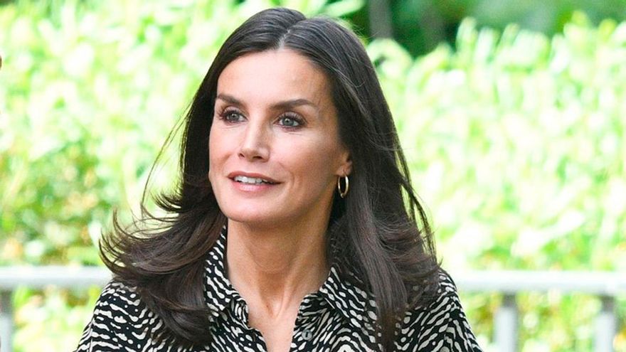 El mono de Mango de la reina Letizia que ahora se ha puesto de rebajas: