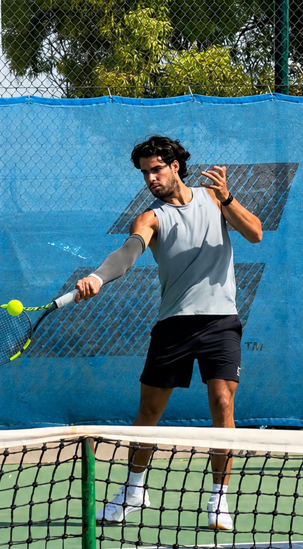 Carlos Alcaraz, entrenando ayer en el Club de Campo. | ANTONIO HERNÁNEZ/REAL SOCIEDAD CLUB DE CAMPO