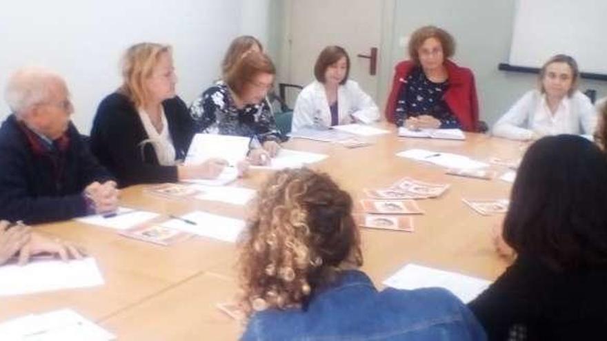 Los vecinos reunidos ayer con representantes de la gerencia sanitaria de Gijón.