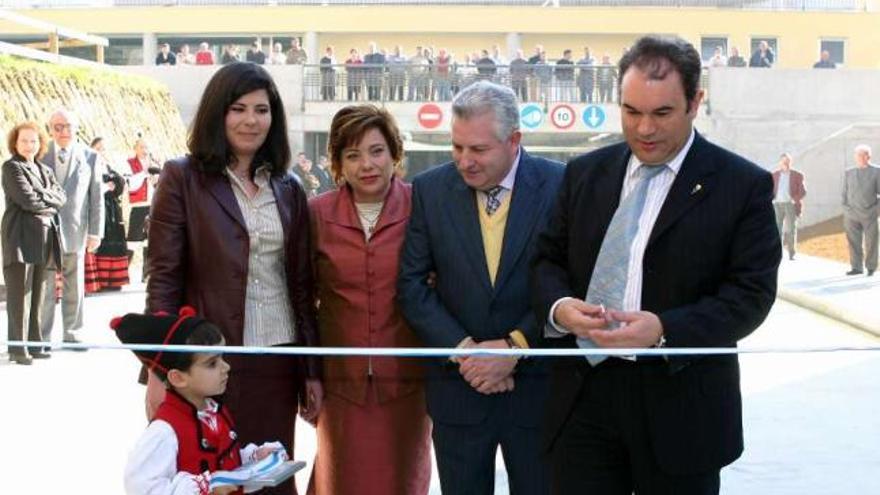 El alcalde y miembros de la familia Portas inauguran el aparcamiento, en febrero de 2004.  // Bernabé