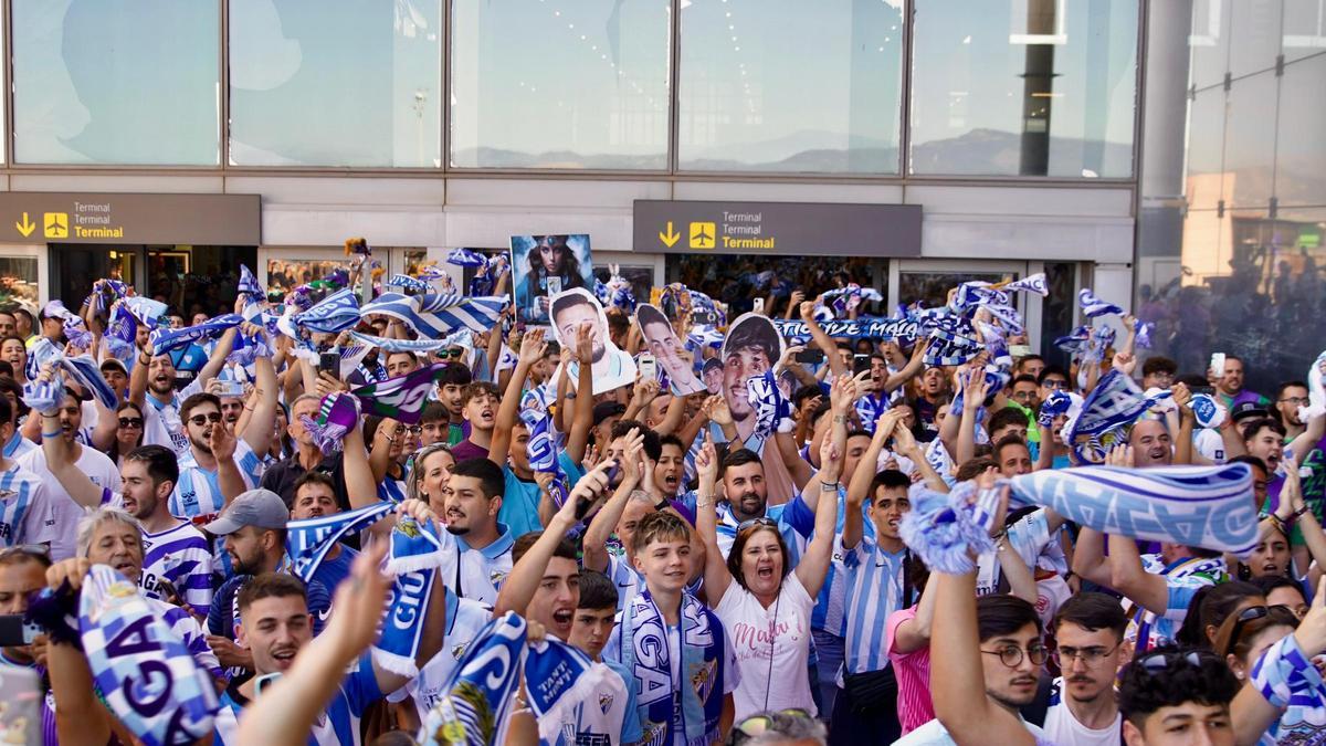 La afición del Málaga CF toma el aeropuerto para despedir al equipo