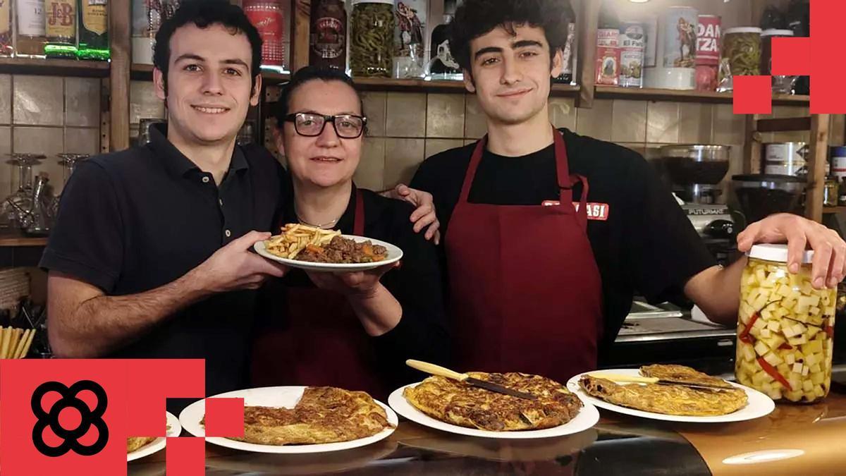Elisabet Prat, flanqueada por sus hijos, Esteve y Martí, en la barra de Bar Casi