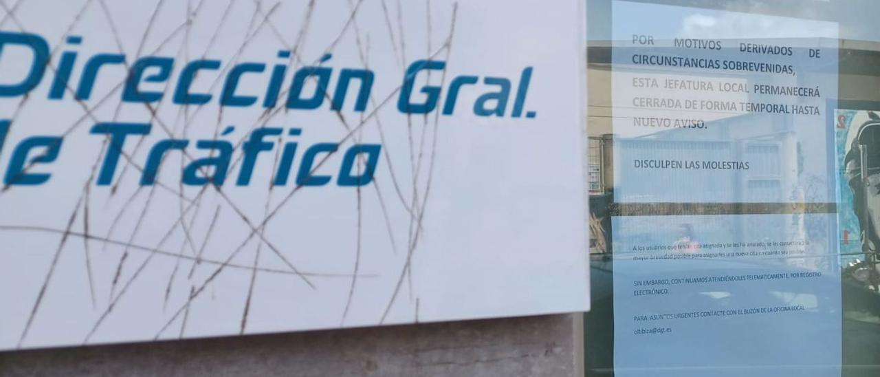 Cartel que informa del cierre de la oficina de Eivissa. | C.N.