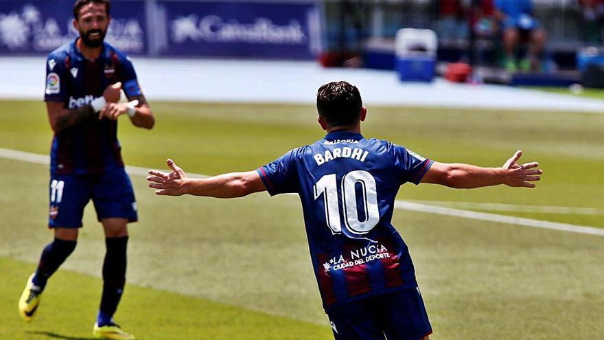 Enis Bardhi celebra su tanto frente al Betis, la pasada jornada en La Nucía.