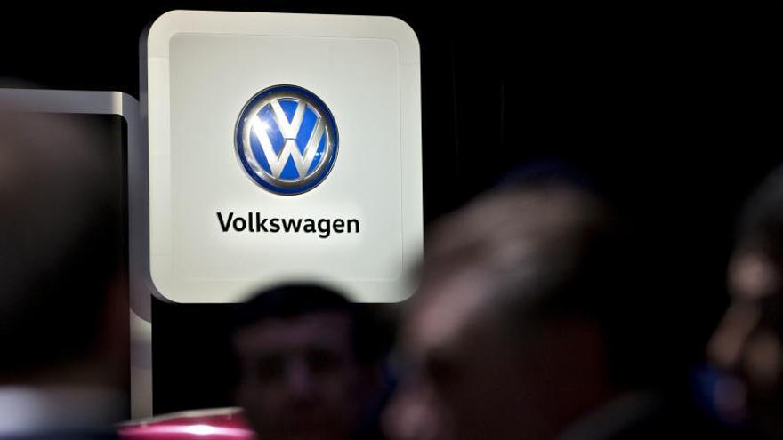 El logo de Volkswagen en el Salón del automóvil de Detroit.