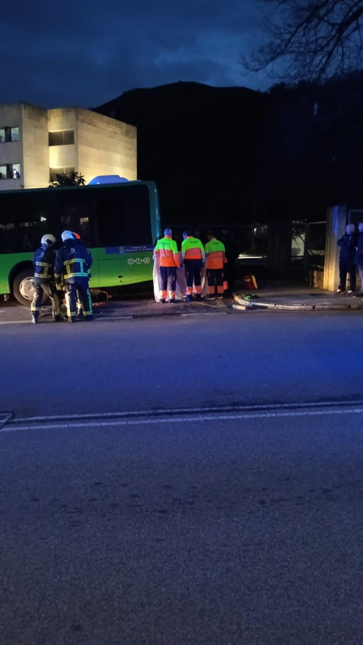 Equipos sanitarios y bomberos, en el lugar del accidente.