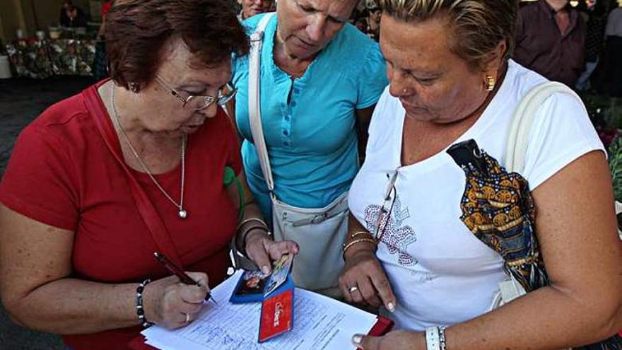 Los vecinos recogieron un millar de firmas para pedir una rebaja del IBI