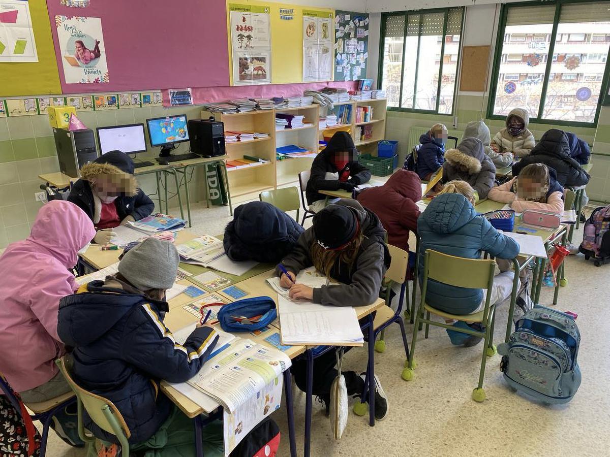 Alumnos de un colegio de Alicante, con chaquetas en las aulas.