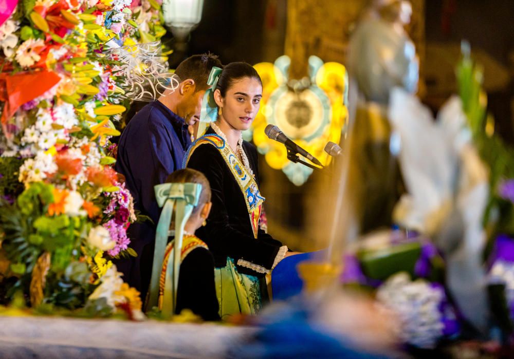 Los festeros de Benidorm homenajean a su patrona en la Ofrenda de Flores