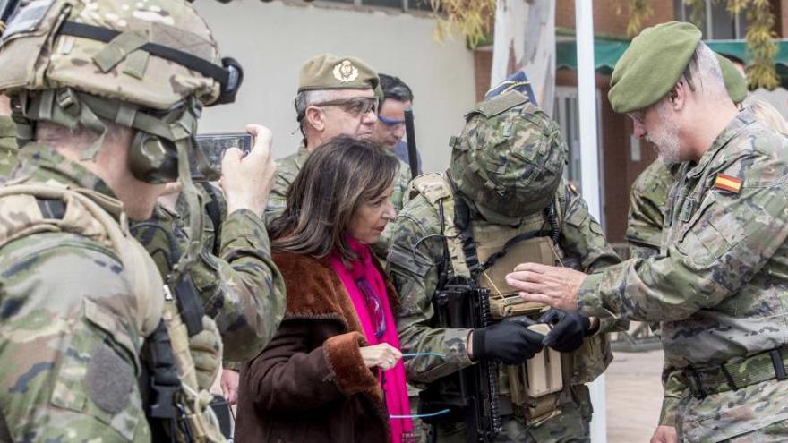 Ministra de Defensa Margarita Robles en su visita al cuartel de Rabasa MOE