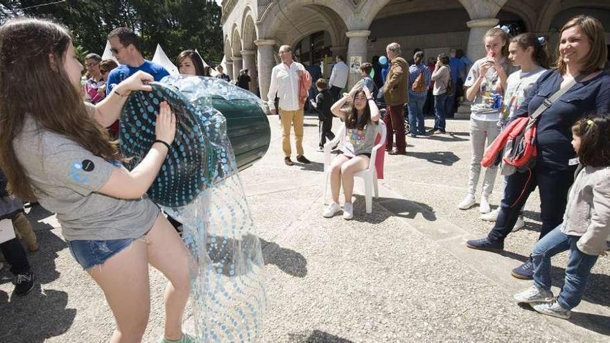 Una niña realiza una demostración ante el público frente a la Casa de las Ciencias.