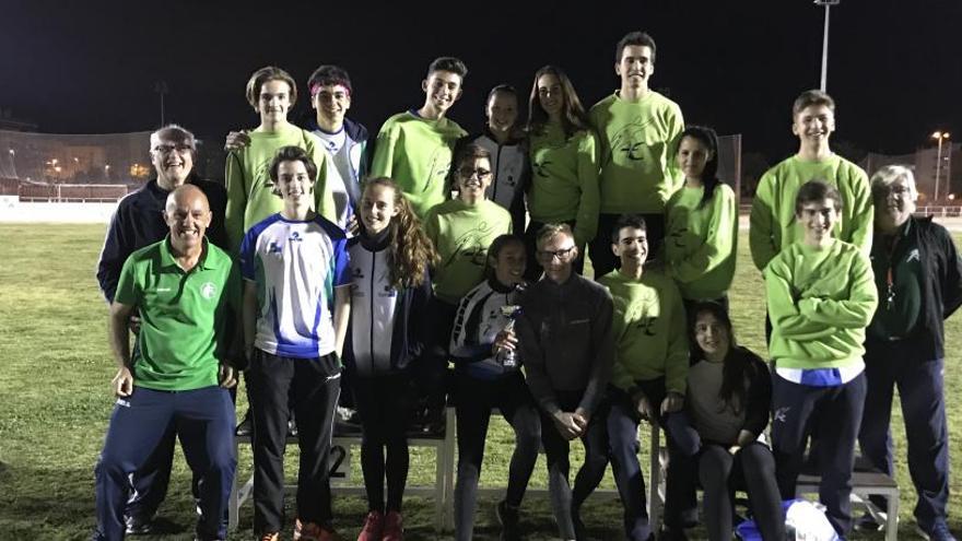 Las atletas del Juventud Atlética de Elche celebran el tercer puesto