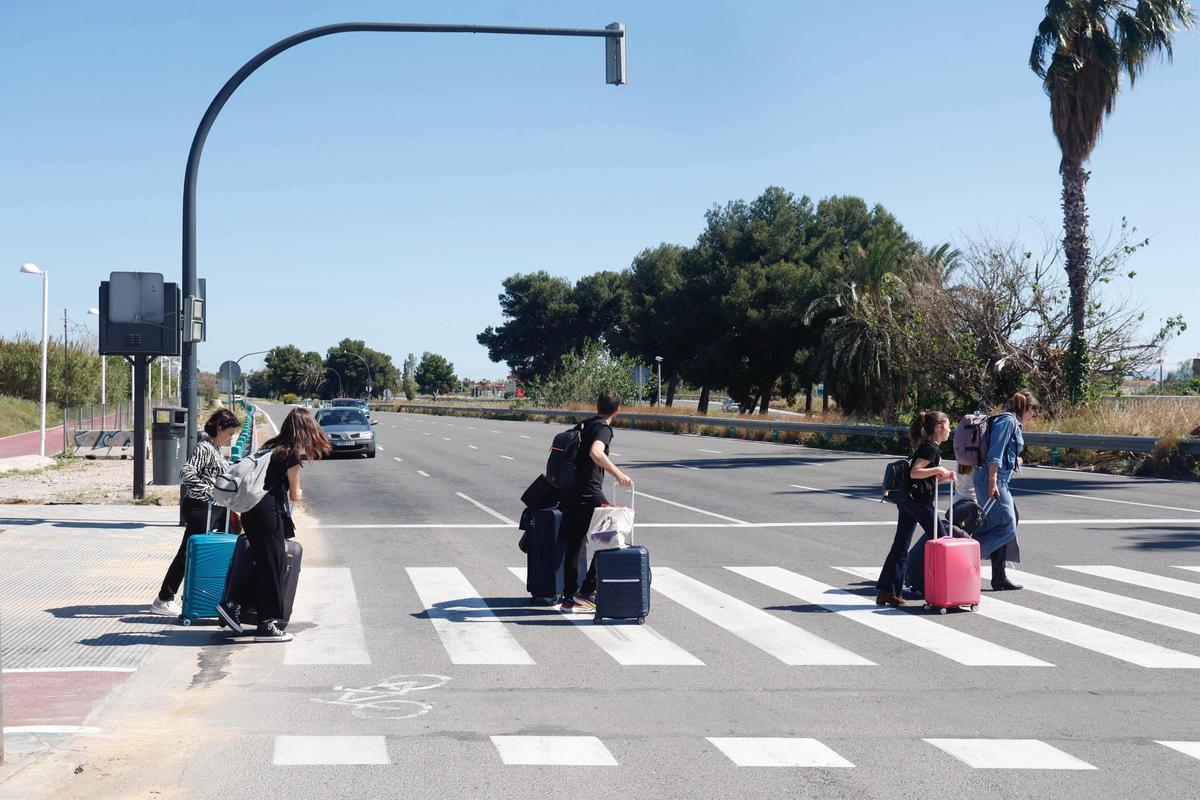 Varios turistas cruzan la carretera con el semáforo apagado en València.