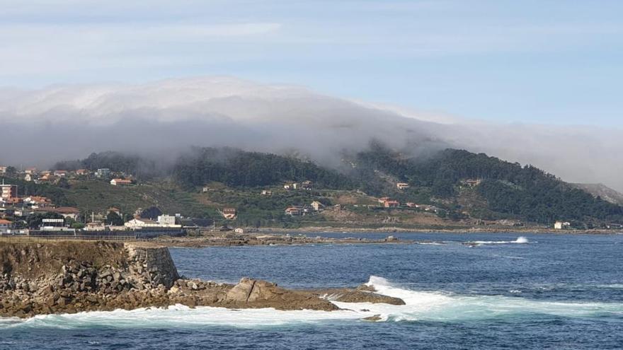 Niebla en la zona costera de Baiona. // Marta G. Brea