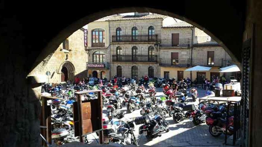 Plaza Mayor de Fermoselle tomada por las motos durante el pasado fin de semana.