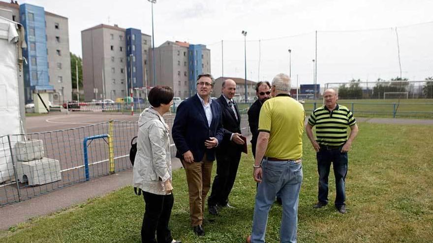 El edil Pablo González e integrantes del PP, ayer, en el campo de fútbol del Puerto de Gijón.