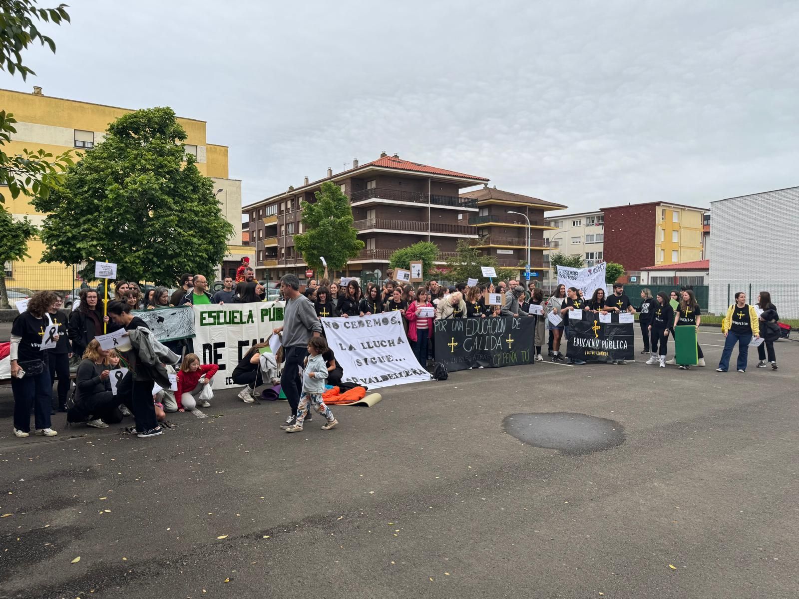 Encierro de docentes en el instituto de Llanes