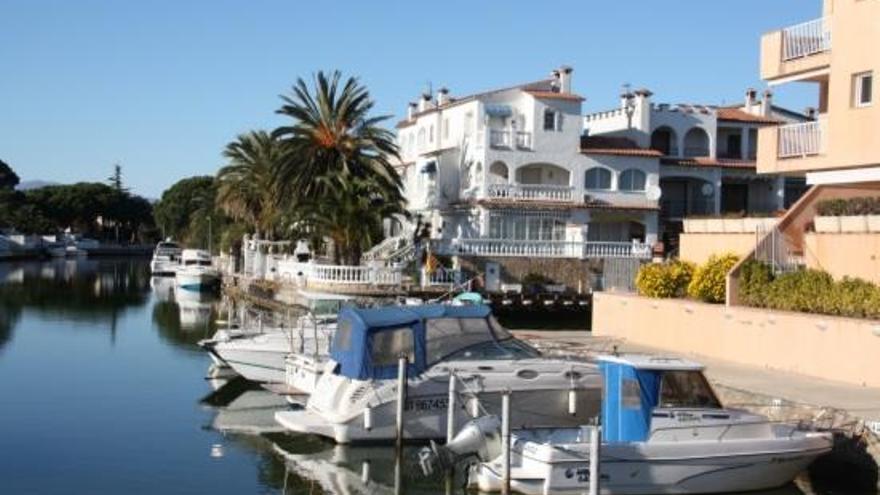 Un dels canals d&#039;Empuriabrava amb embarcacions.