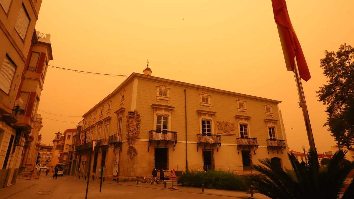 El cielo también se ha vuelto anaranjado en Orihuela