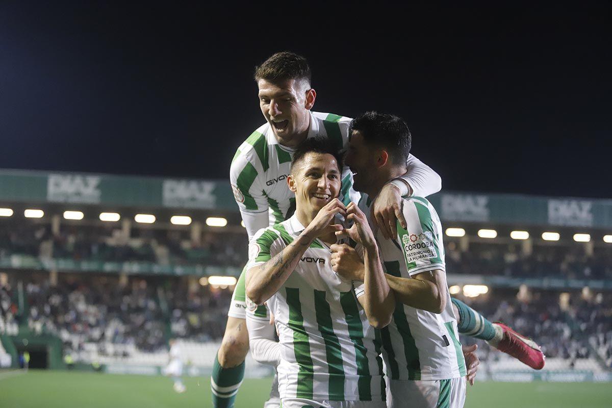Carracedo celebra junto a Toril y Albarrán uno de sus goles en El Arcángel.