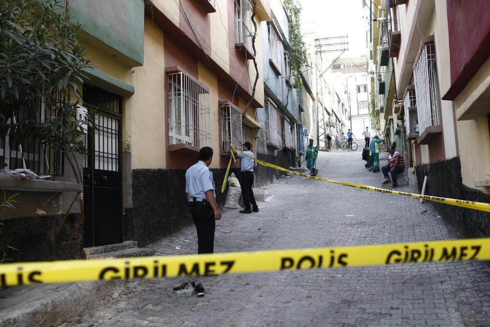 Al menos 50 personas han muerto en el atentado perpetrado durante una boda en la ciudad de Gaziantep, en el sureste de Turquía, según el último balance ofrecido por la oficina del gobernador local.