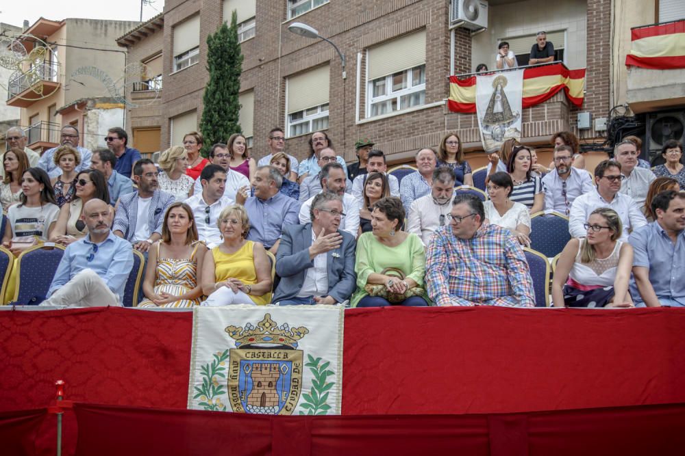 Más de 2.000 festeros participan en una vistosa Entrada de Moros y Cristianos que consigue llenar de público todas las calles de la capital de la Foia