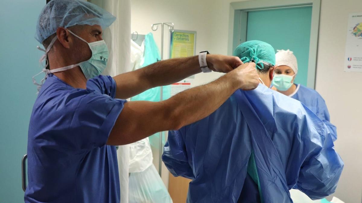 Profesionales de una unidad covid en el hospital Reina Sofía.