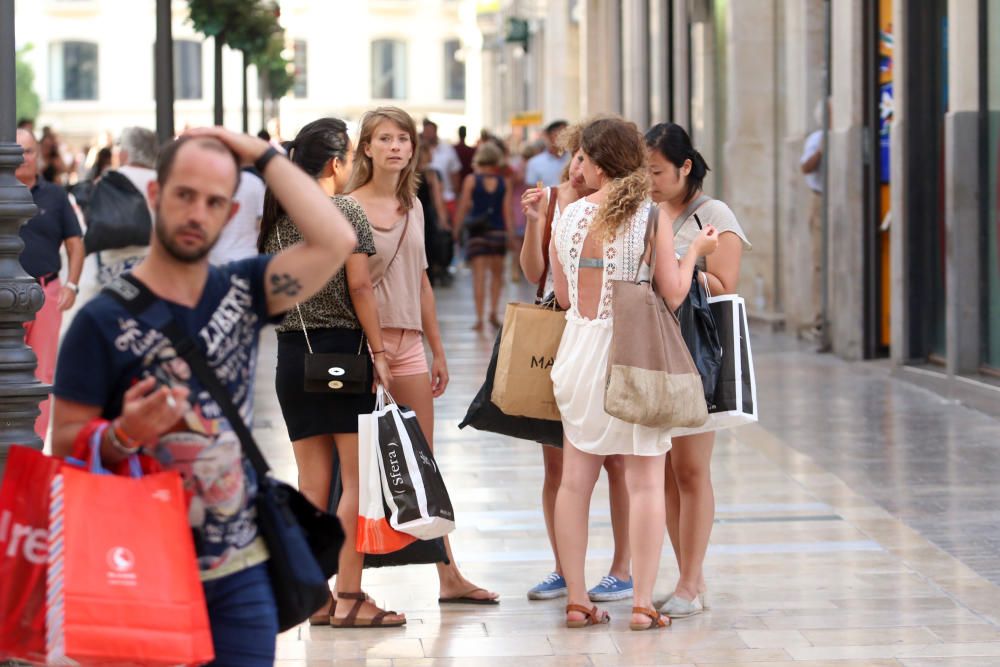 Inicio de las rebajas de verano de 2016 en Málaga