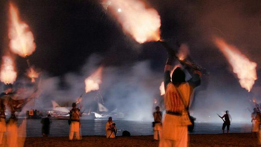 Miembros de la compañía Almogávers disparando sus arcabuces en la playa, ante la llegada de las primeras naves islámicas