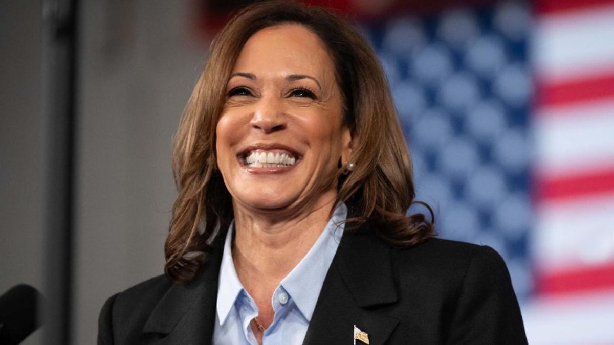 Media melena con reflejos chocolate, el peinado 'firma' de la casa de Kamala Harris.