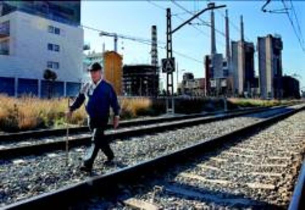 Un home es passeja entre les vies de tren, a prop del límit entre Badalona i Sant Adrià, diumenge passat. Un home es passeja entre les vies de tren, a prop del límit entre Badalona i Sant Adrià, diumenge passat.