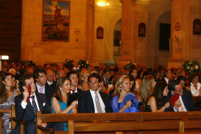 Invitados y curiosos en la boda en Santa María