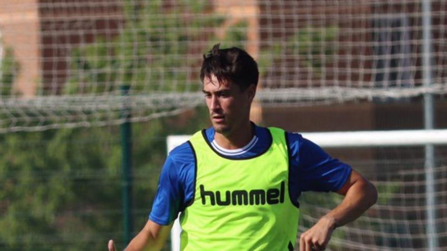 A la izquierda, Pablo Pérez en un entrenamiento del Rayo Majadahonda. Sobre estas líneas, la reunión entre Joel del Pino, Javier Vidales y Manolo Sánchez Murias. | @RMajadahonda / Mara Villamuza