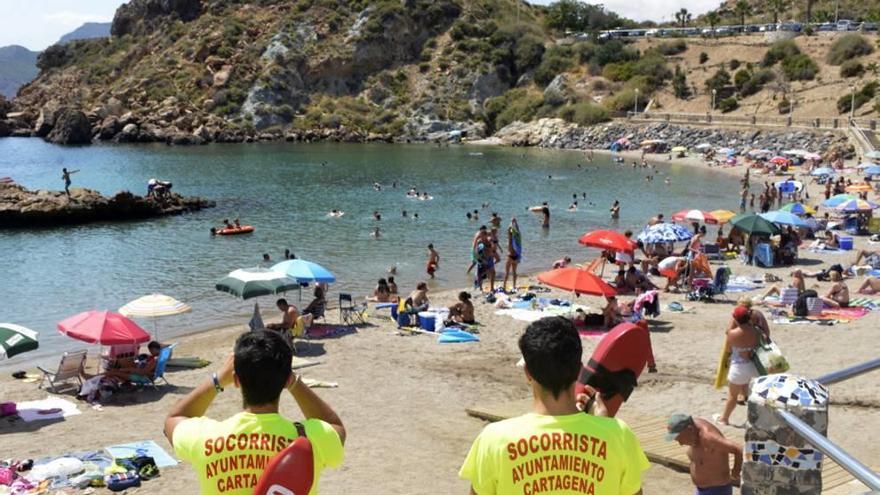 La empresa que vigila las playas acusa a algunos trabajadores &quot;de malgastar&quot; el material