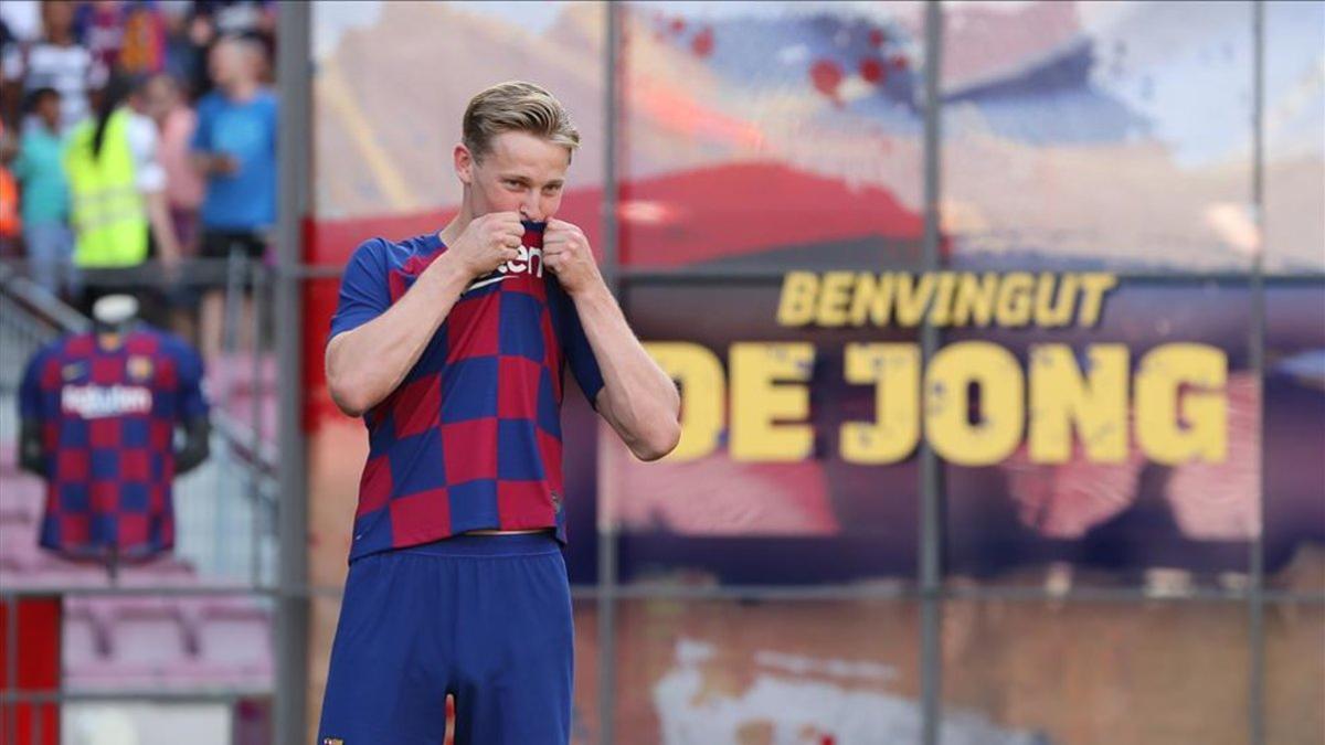Frenkie de Jong ha besado el escudo del FC Barcelona en su presentación