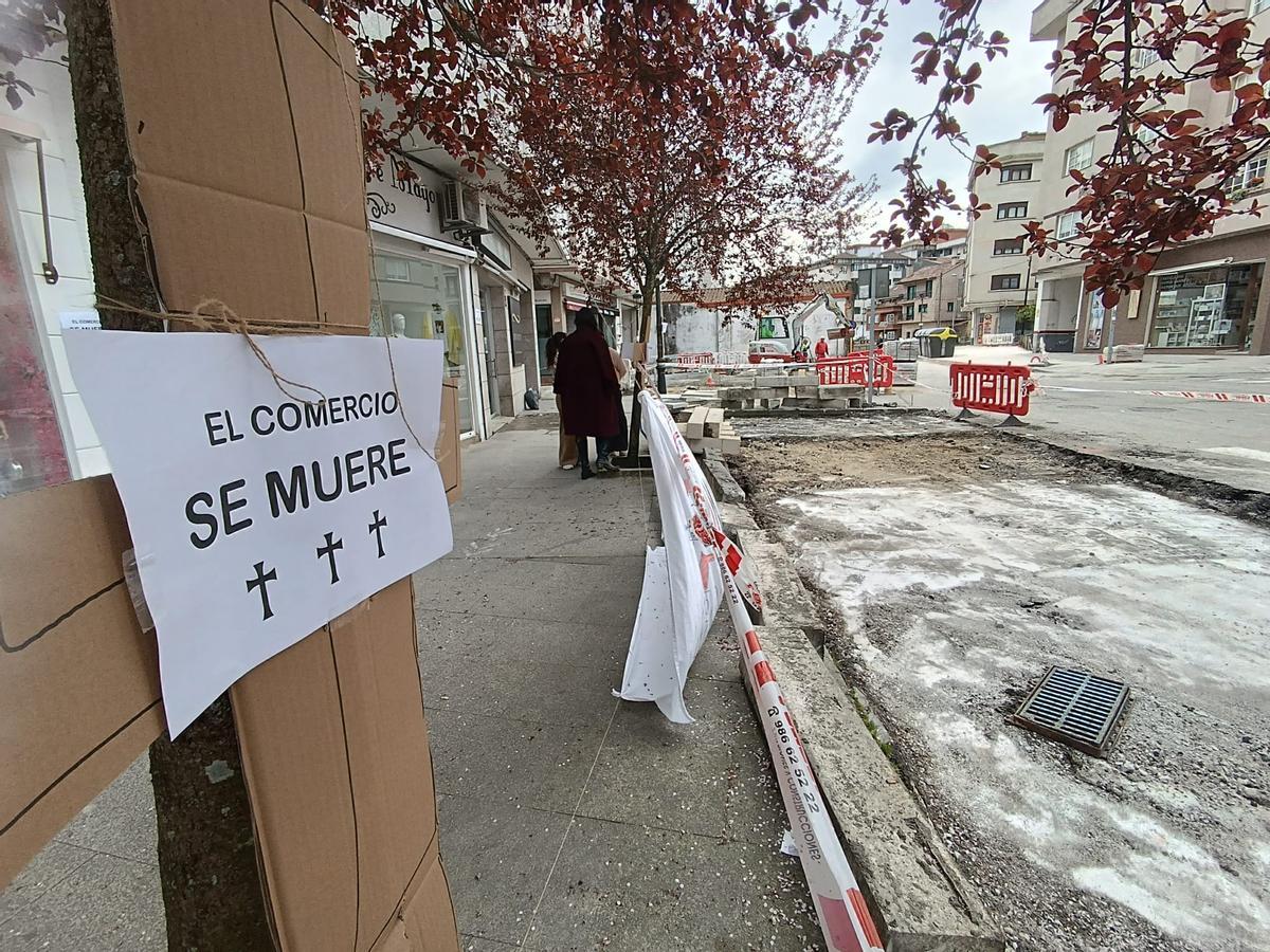 Uno de los carteles colocados junto a las obras.
