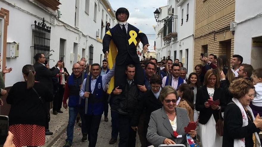 Un pueblo de Sevilla dispara y quema a un Judas que representa a Puigdemont