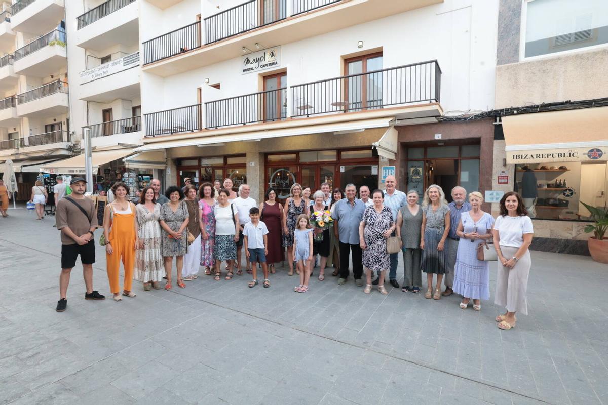 La despedida de Fleurette Ferrer y Juan Barranco de sus familiares de Ibiza en el restaurante Can Mayol