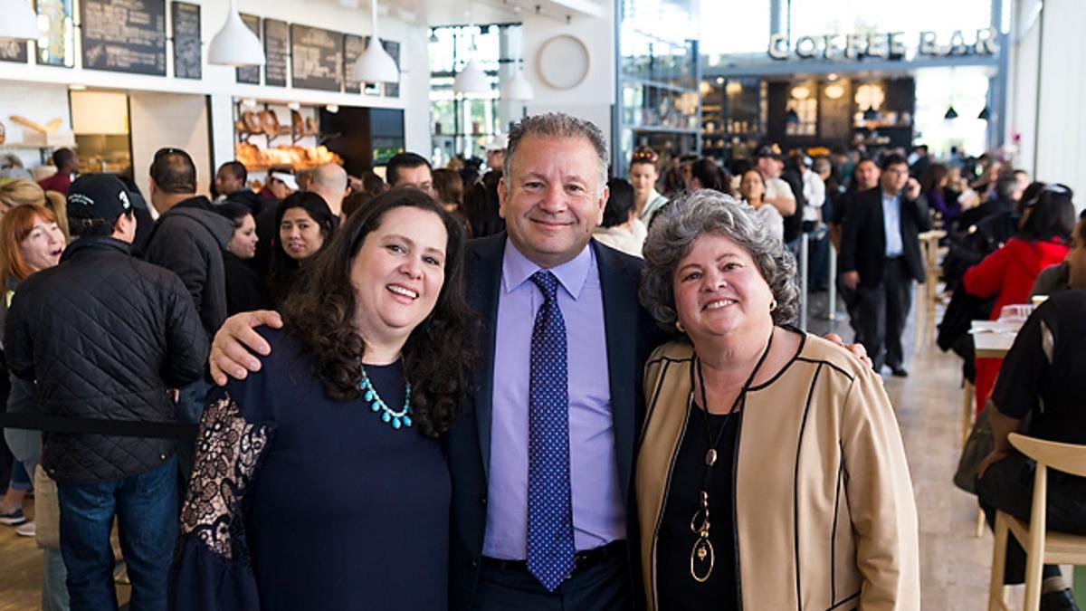 Margarita, Raúl y Beatriz Porto Magadán, en uno de los locales de la compañía.