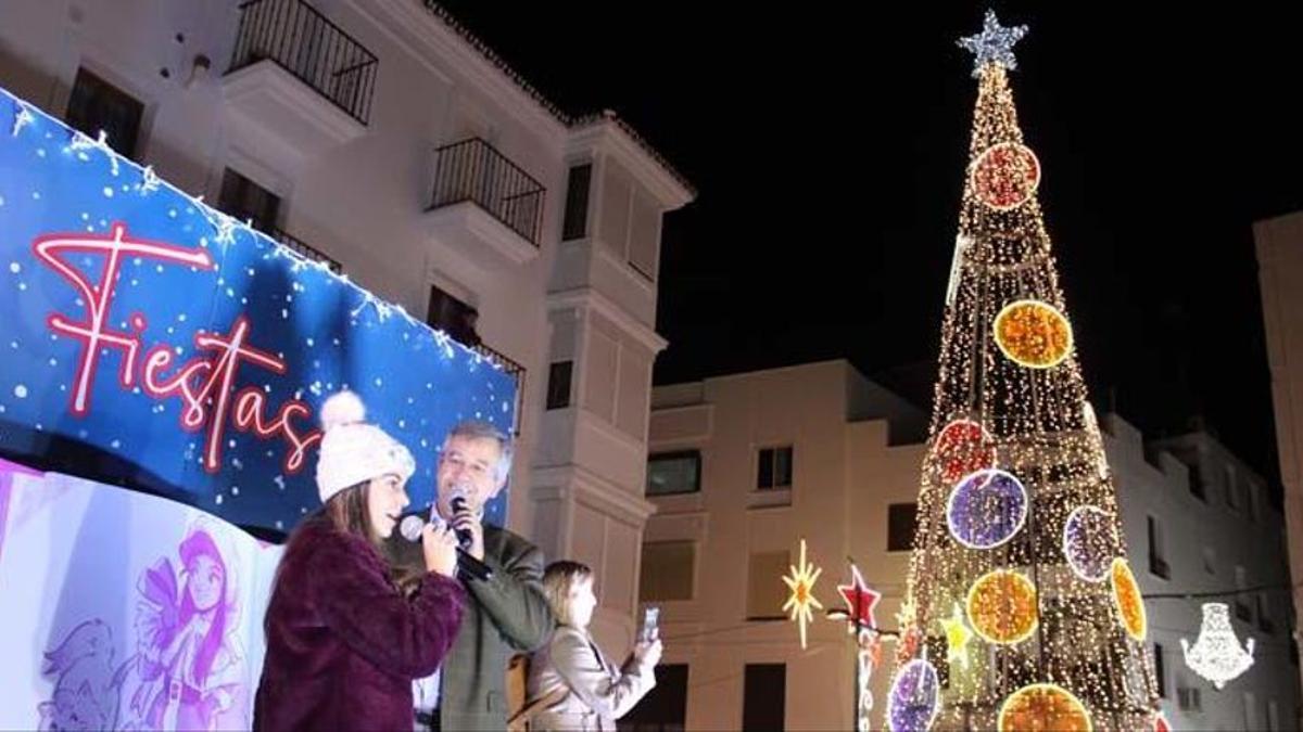 El alcalde de Estepona, José María García Urbano, con la youtuber Martina, encienden la Navidad en 2019.
