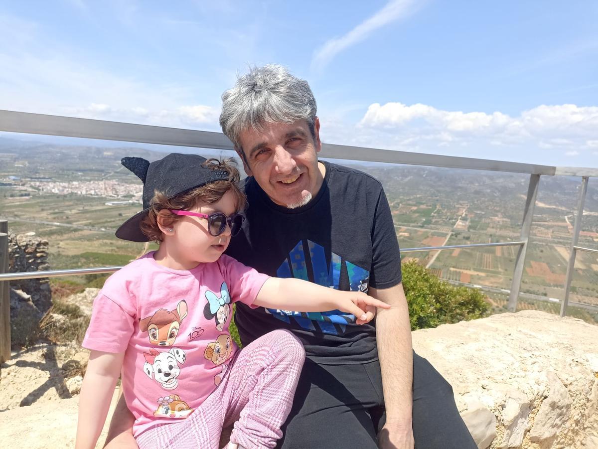 Andrés, con su hija Nerea, que ha superado una leucemia.