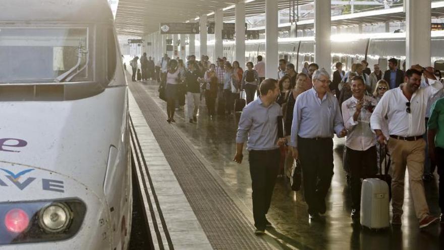 Viajeros llegando a la estación del AVE de Alicante